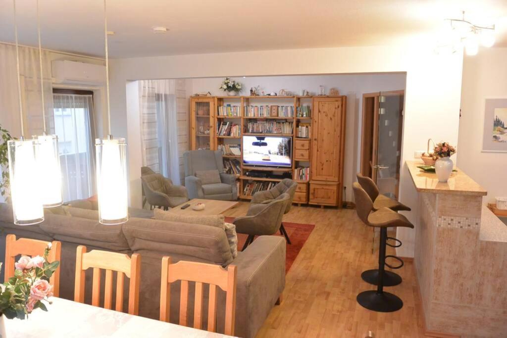 באיירוט Beste Lage Im Zentrum Und Am Hofgarten 150Qm Mit Klima, 2Xbalkon, Aufzug, Familienfreundlich מראה חיצוני תמונה